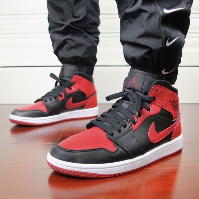 AirJordan AJ1 mid-top ເກີບບ້ວງ retro ສີດໍາແລະສີແດງຂະຫນາດນ້ອຍຫ້າມໃສ່ 554724-074 ຫນັງເຕັມທີ່ທົນທານຕໍ່ສວມໃສ່.