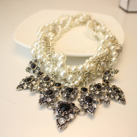 Big pearl decorative necklace with clavicle chain women, Japanese and Korean exaggerated retro fashion sweater chain short Korean wild