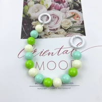 Белые и зеленые три -колорные висящие веревочные бусинки