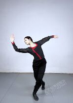 Female adult Mongolian acting out of costume combination exercises to practice utilituristeuding to do the new model of the North Dance of the National University