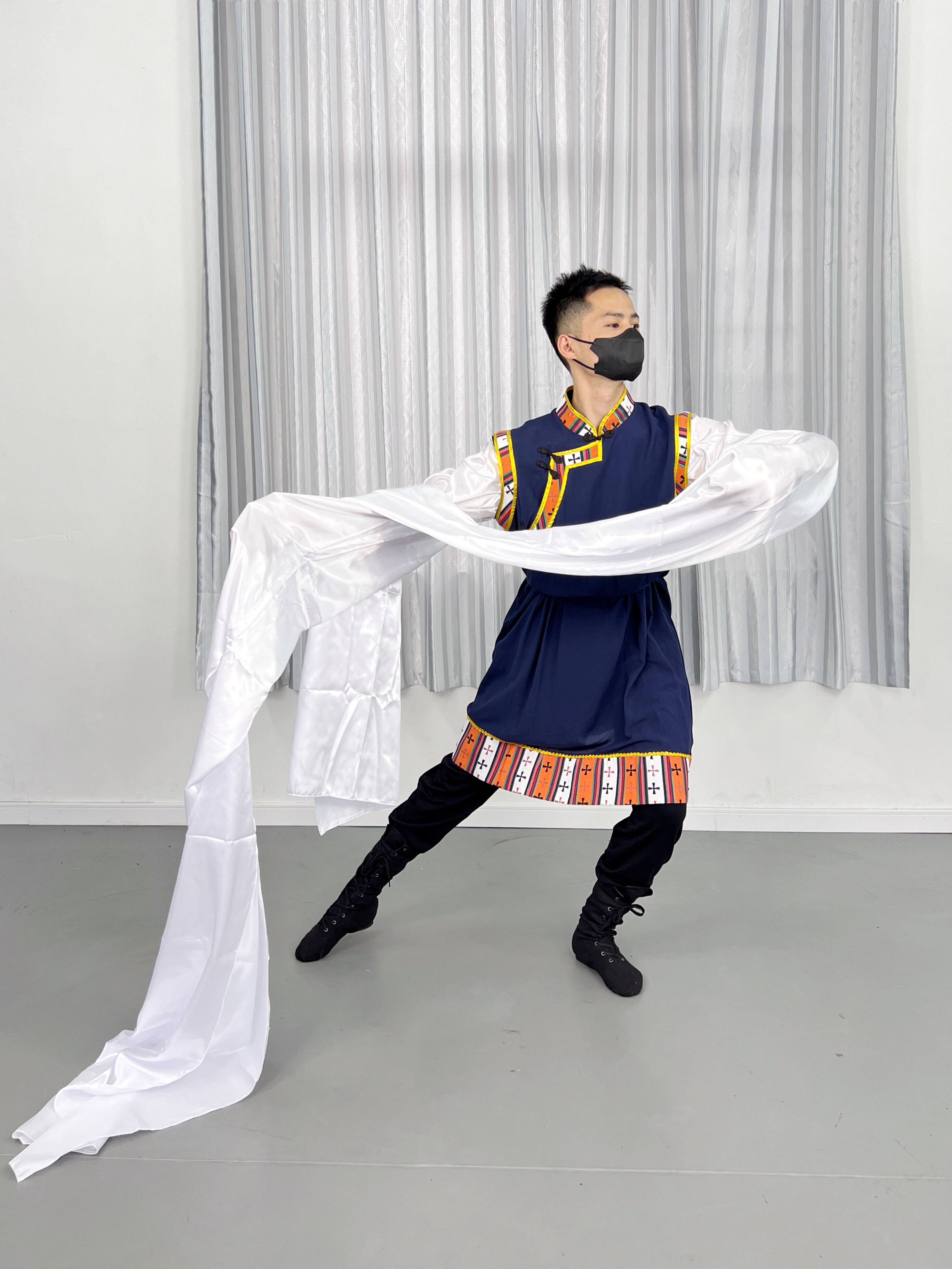 The men's Tibetan dance costumes set to do the combined practice to serve ethnic minorities to perform the art examination folk grand northern dance new