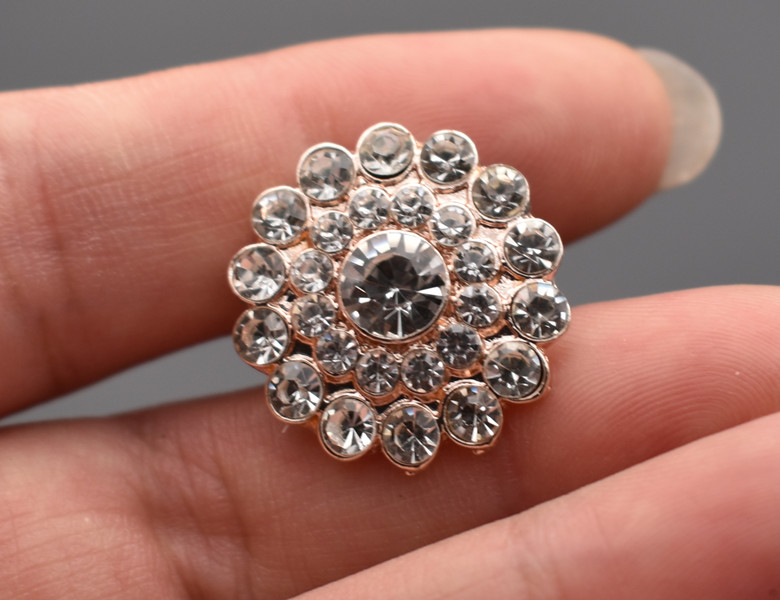 Áo sơ mi kim loại trâm cổ áo chống sáng tạo rhinestone hoang dã nút nhỏ áo len phù hợp với nam và nữ huy hiệu cài balo