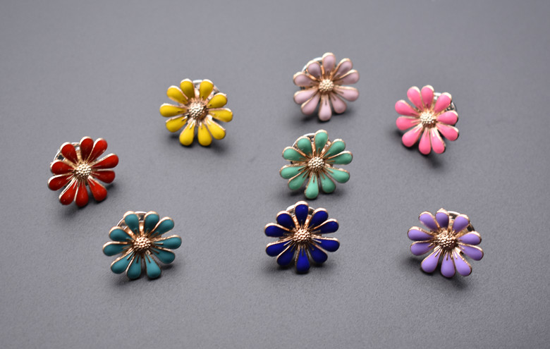 Áo sơ mi kim loại trâm cổ áo chống sáng tạo rhinestone hoang dã nút nhỏ áo len phù hợp với nam và nữ huy hiệu cài balo