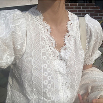 Very Fairy BUBBLE SLEEVE BLOUSE DESIGN SENSATION V COLLAR WHITE SHIRT WOMAN SUMMER NEW FOREIGN AIR DISPLAY SLIM SHORT SLEEVE CARDIGAN