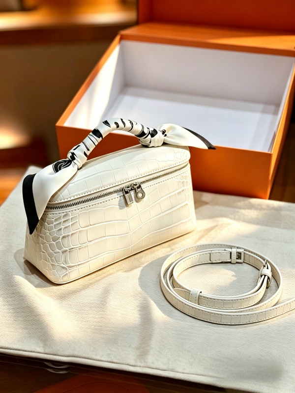 Lp Lunch Box Bag White Crocodile Pattern Leather Handbag High-End Commuter Makeup Bag Women's Crossbody Small Square Bag