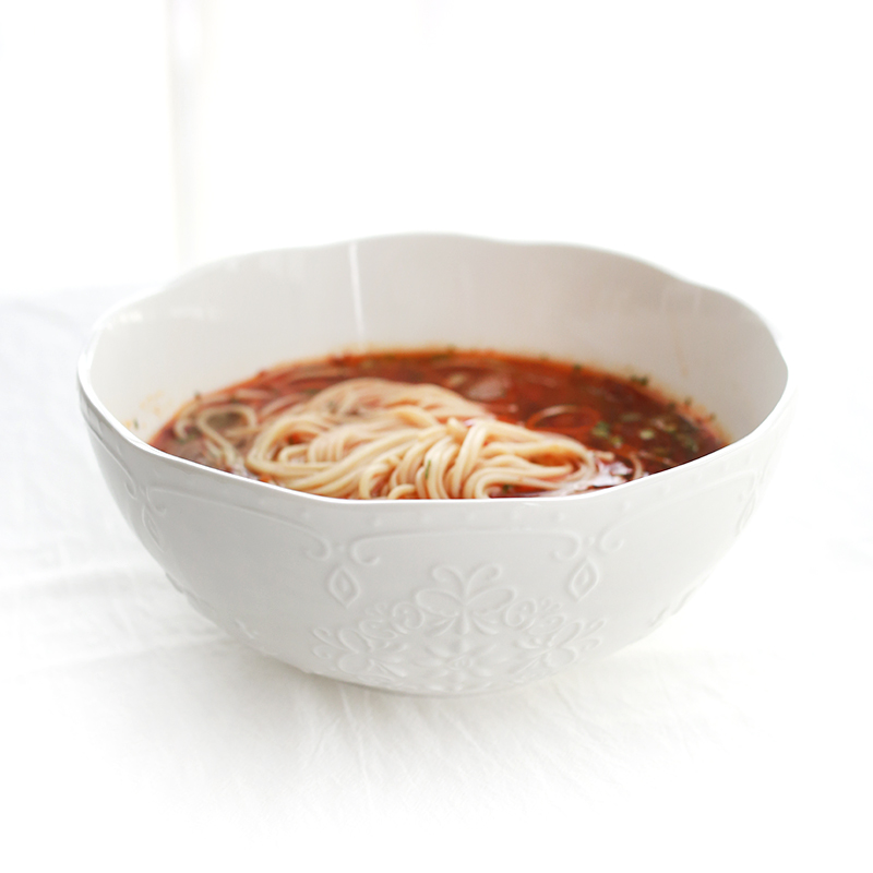 Large European-style pure white lace embossed ceramic noodle bowl soup bowl for two