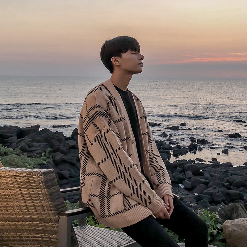 2020 Korean version of Dongdaemun sweater spring and autumn new contrast color V-neck cardigan fashion color trend knitwear wide