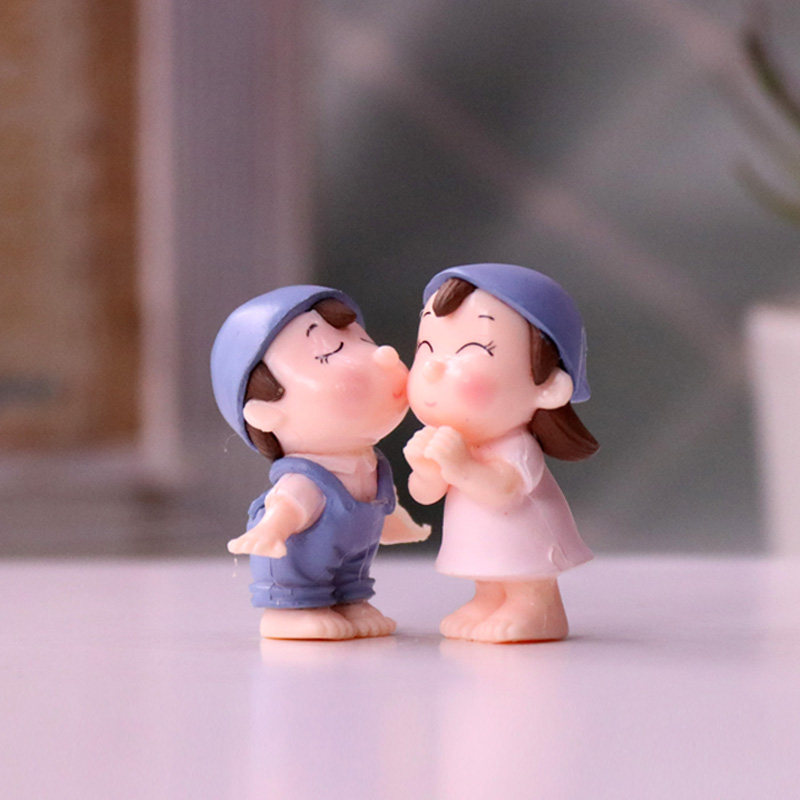 Hat Lovers Swing A Cute Mini Couple Teenage Girl Hearts Kiss Lips Doll Paparazzi Tabletop Potted Cake Decorations 