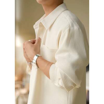 For spring and autumn, a light luxury long-sleeved shirt is a trendy men's casual, high-end, cool and stylish loose light jacket. Pair it with a shirt