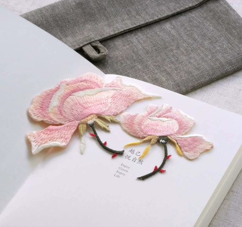 Вышитые цветы ткани наклейка цветут лист без вышитых вышитых таблеток DIY ремонт кубики патч -книга кожа рот золотой пакет