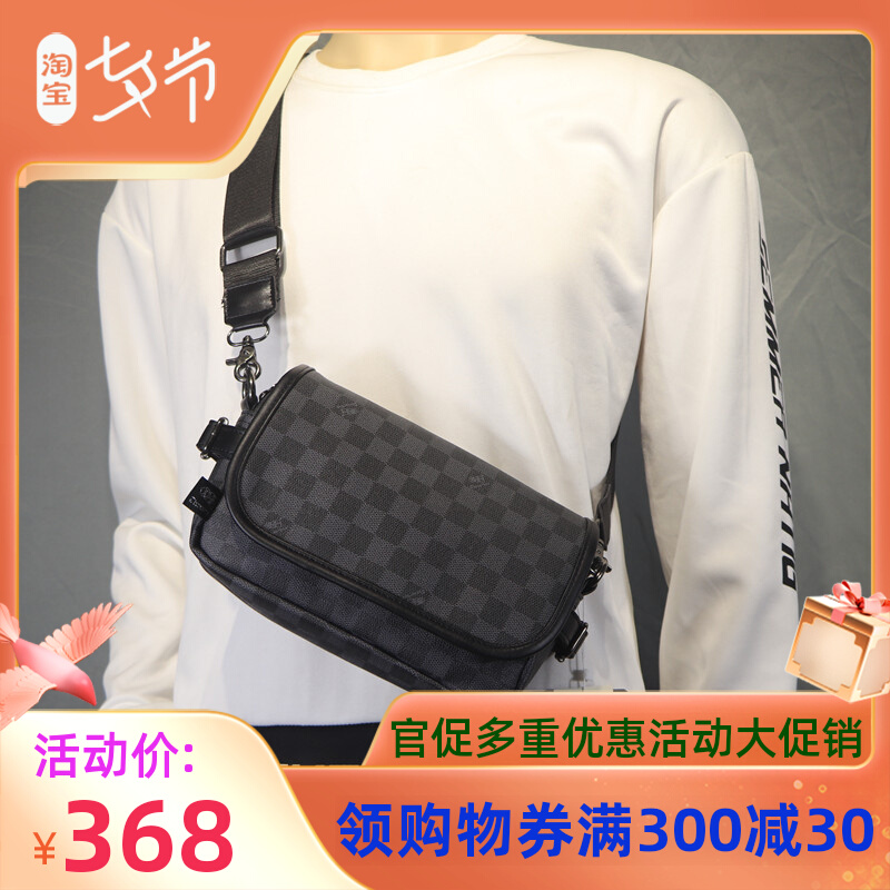 Hong Kong Duty-free New Casual Plaid Men Single Shoulder Bag Sloping Satchel Small Chest Bag Individuality Streets Skew