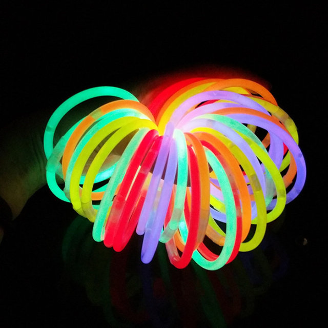 Glow sticks 100 disposable DIY concert birthday party children's toys creative bracelets night glow bracelets