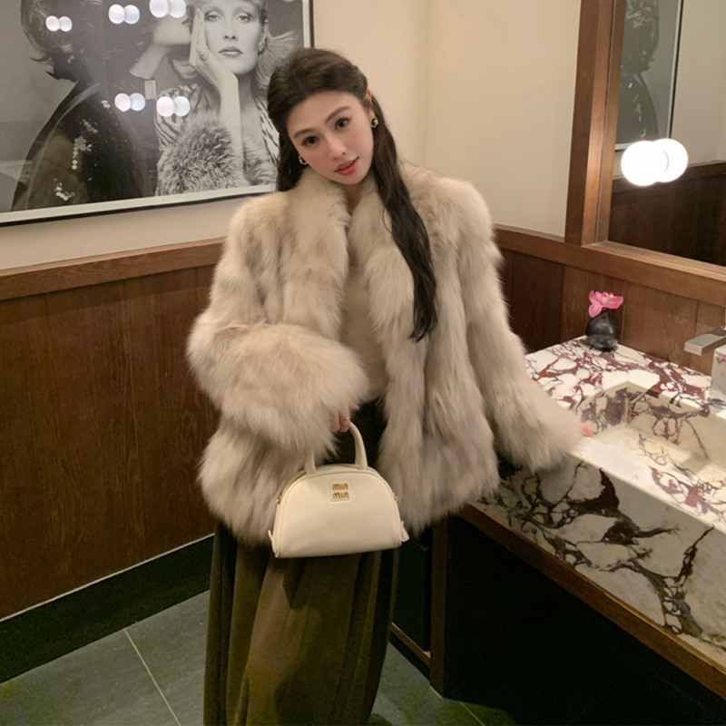 Chuchujia's 2026 New Model of Light and Airy Fox Fur Coat for Women, Mid-Length Real Fur Coat