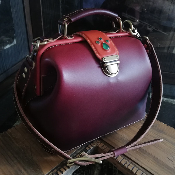 Handmade cow leather bag bookbinding for women's wine red inlaid green agate hand carrying inclined cross 19 cm mouth gold doctor bag