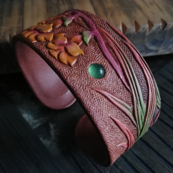 Handmade vegetable tanned leather high-end custom-made cowhide carved painted iris inlaid green agate women's bracelet