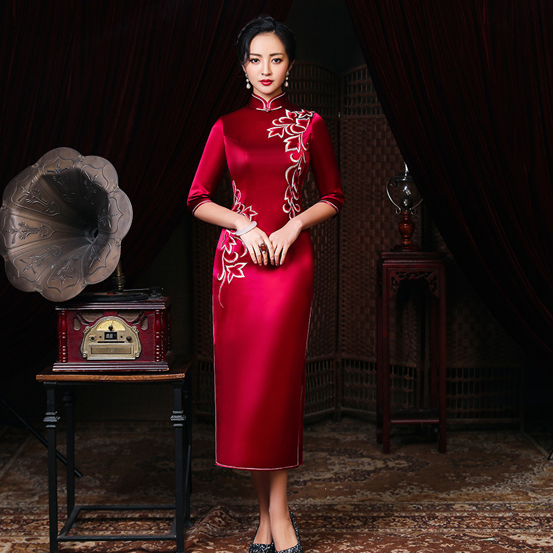 2022 new acetate satin embroidered with improved cheongsam dress for mother-in-law's wedding banquet dress gown