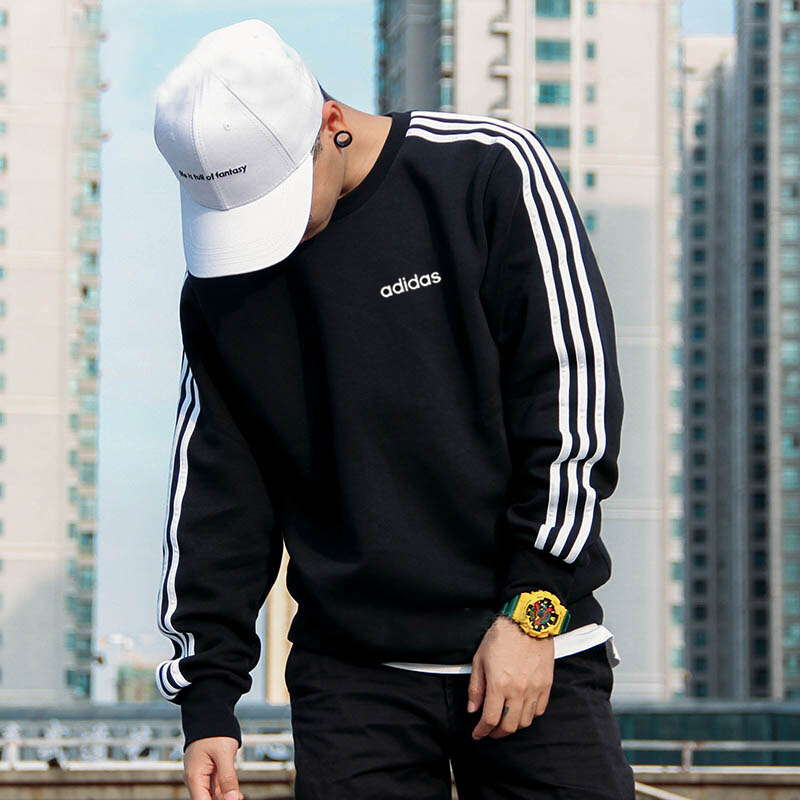 В костюме adidas