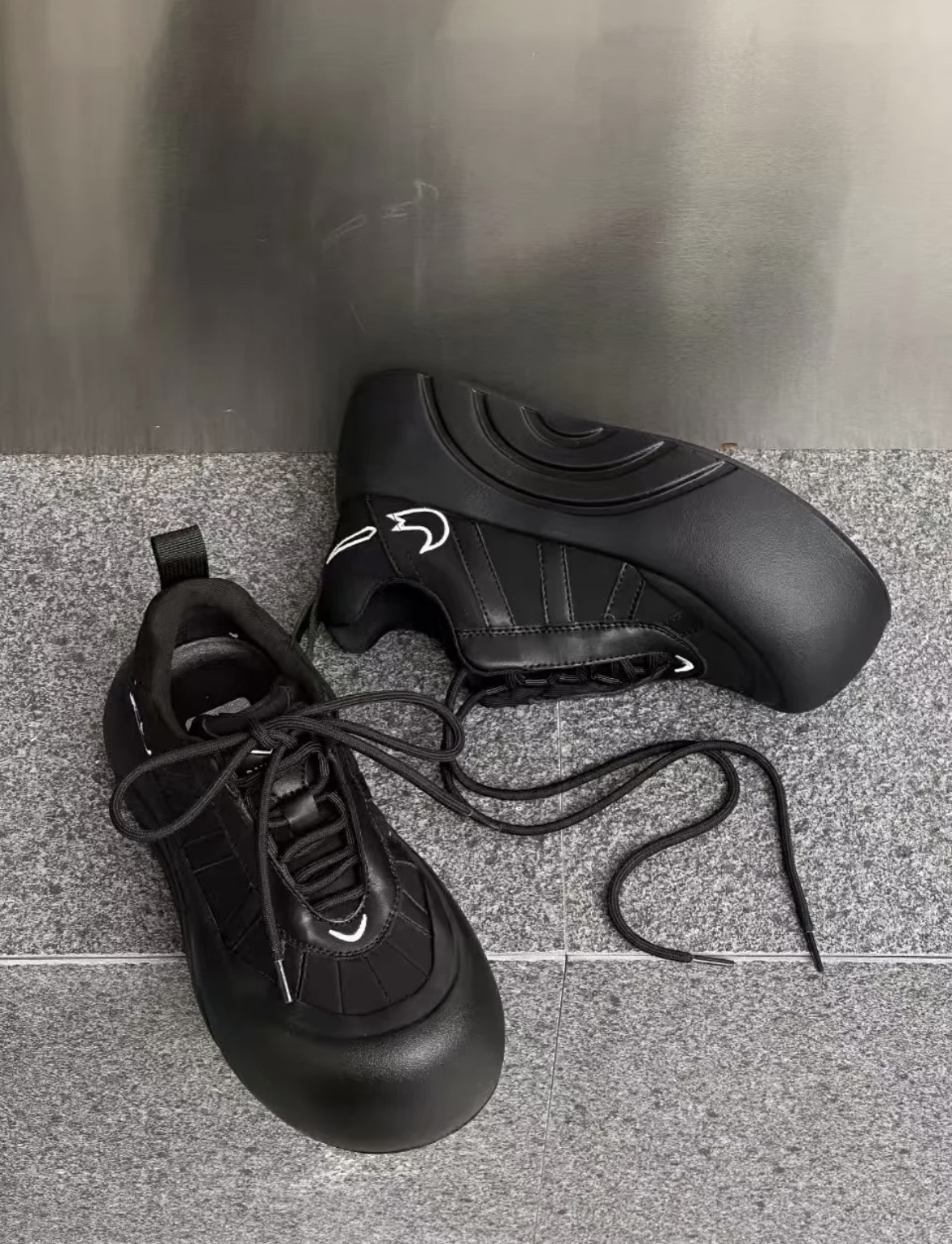 英伦风大头面包鞋：秋冬季的酷潮新宠