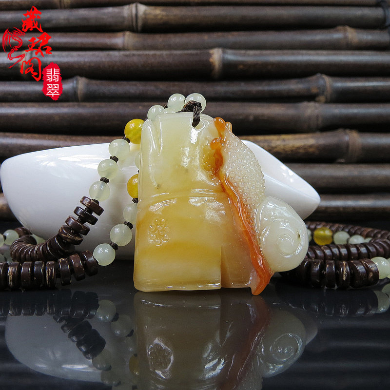 Send identification card Xiuyu pendant jade pendant flower jade snail hand clasp sweater chain with chain