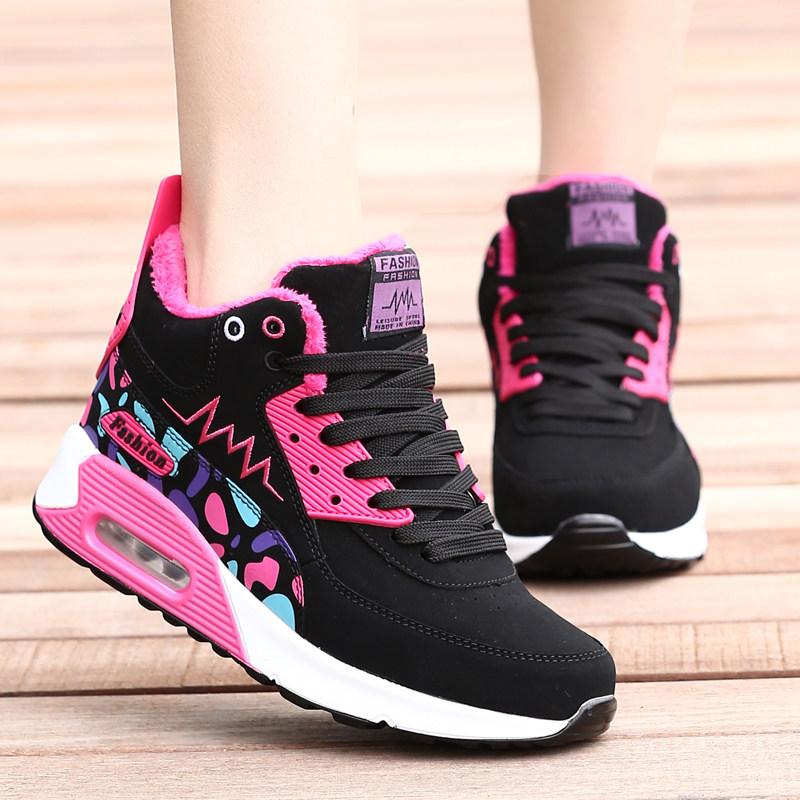 Спортивные зимние кроссовки женские. Зимние кроссовки женские. Модные зимние кроссовки женские. Зимние женские крассовк.