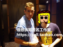 ____ The owner took a group photo to show the autographed Chinese Super League basketball letter worm official card postcard football signature photo