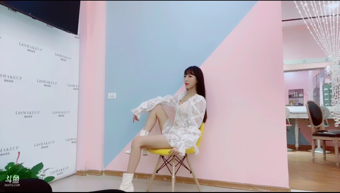 斗鱼南妹儿呀化个妆拍写真今天是户外呢2019-10-13-14|米娜娜