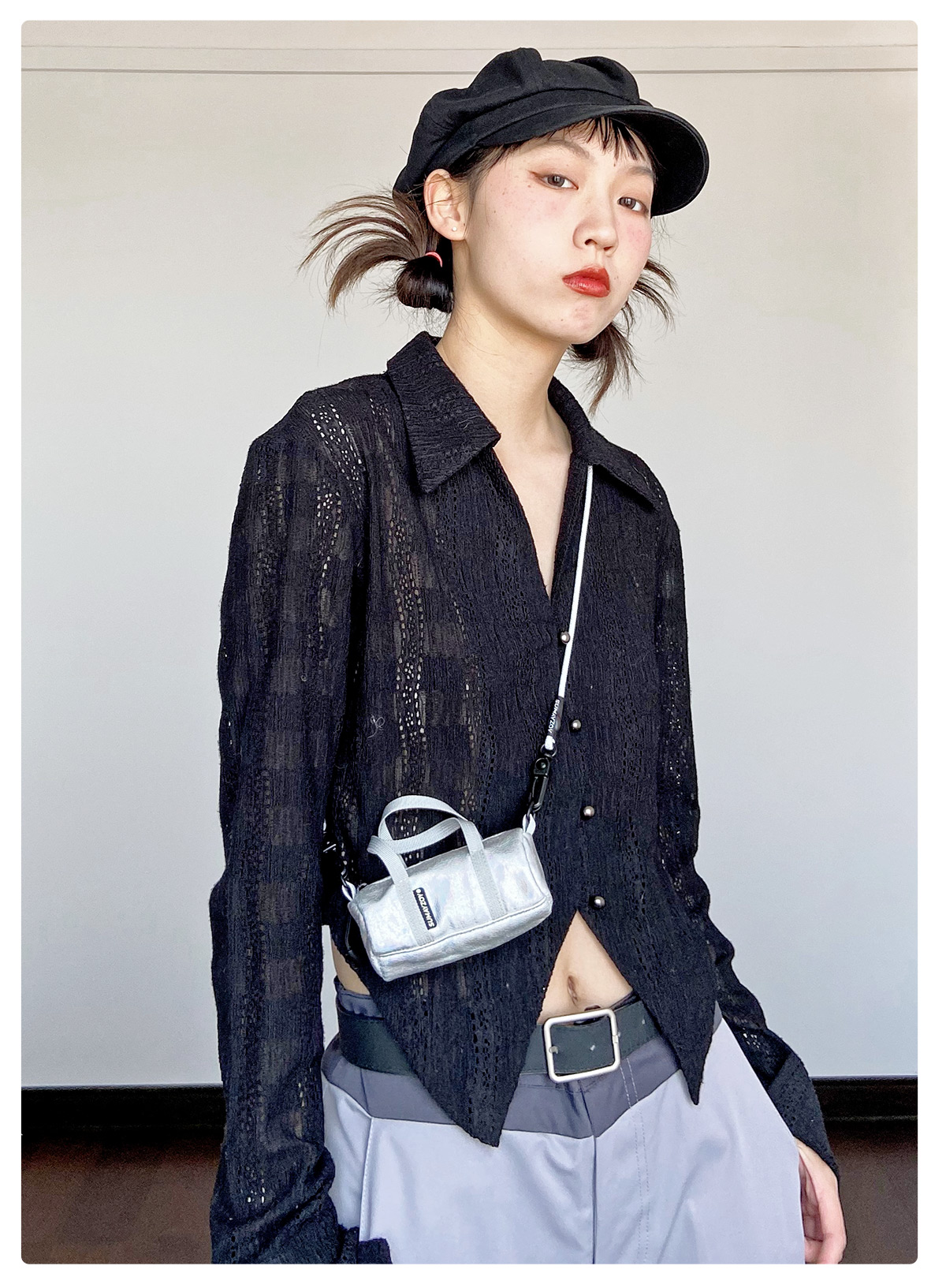 Futuristic metal series mini bag lightweight hanging neck side backpack silver crossbody mobile phone bag fashionable Silver - กระเป๋าแมสเซนเจอร์ - เส้นใยสังเคราะห์ สีเงิน