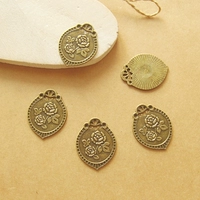 Одна или две бронзовые бирки с розами.