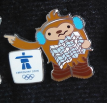 2010 Vancouver Winter Olympics badge mascot QUATCHI badge look at the map and ask for directions badge