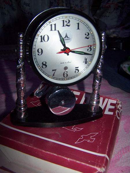 Inventory new white pigeon pure mechanical movement alarm clock