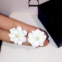 White earrings flower big petals autumn and winter 2021 New Tide Net red short niche elegant earrings female