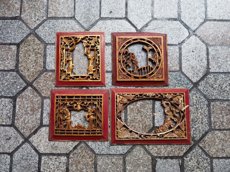 A Set of Hollow-Out Gilt Wooden Carvings with Framed Photos from the Republic of China, Practical Decorative Collectibles for Space Display A Set of Hollow-Out Gilt Wooden Carvings with Framed Photos from the Republic of China, Practical Decorative Collectibles for Space Display