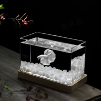 Танк с длинно полосатым с деревянной лампой с белым камнем