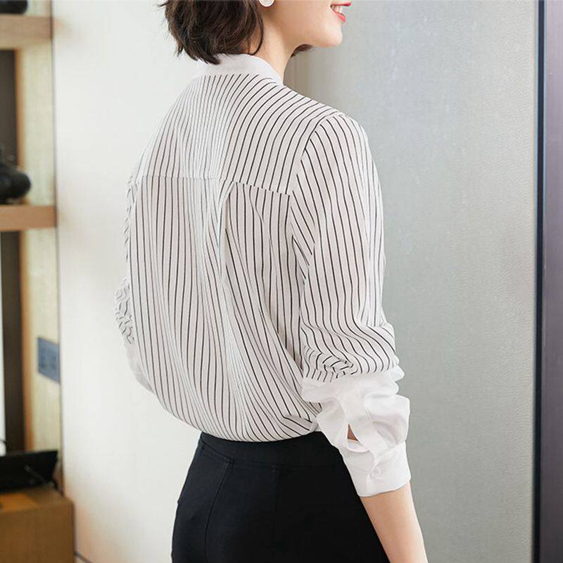 Fan-style white striped shirt woman 2022 Summer new little sub don't make a design sense little real silk shirt