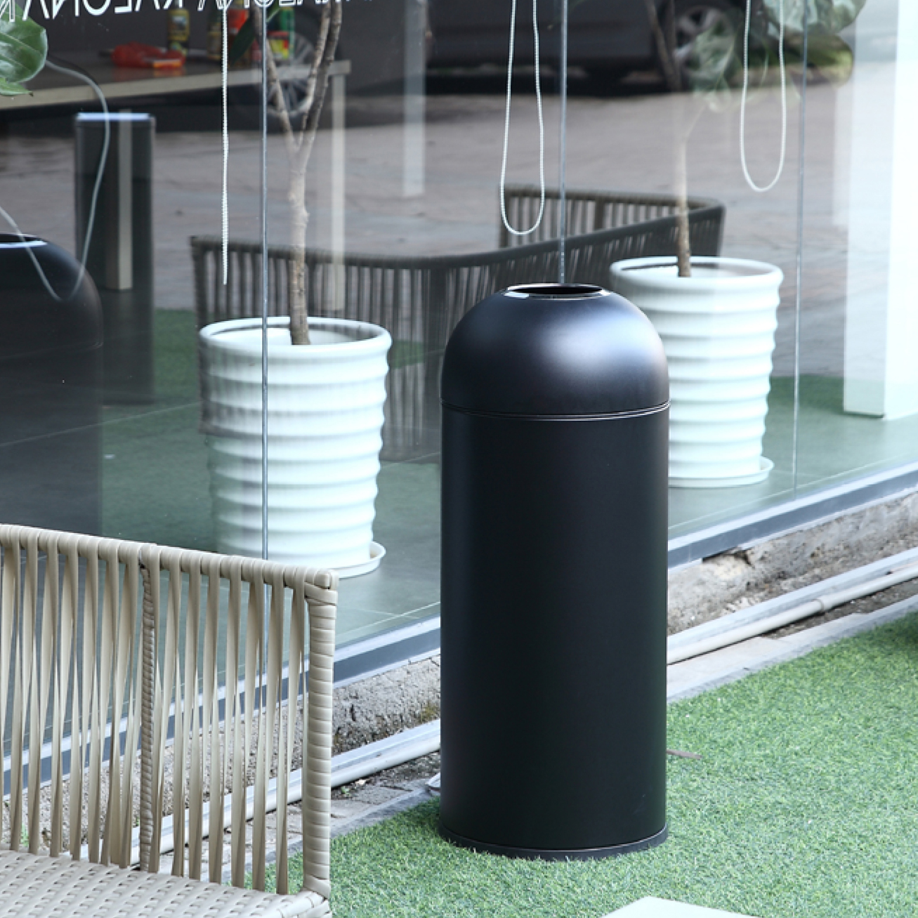 Simple fashion large trash bin commercial uncovered milk tea shop dessert shop rubbed toilet paper high barrel straight into round black