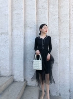Vintage cổ điển nhỏ màu đen nước hoa cổ chữ V áo len dệt kim Temperament V-cổ ngọc trai khóa áo dài tay chạm đáy áo len tăm