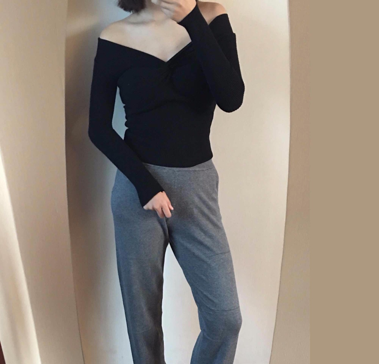 Đêm 2018 thời trang retro nhẹ nhàng lạc đà áo len dệt kim khí chất màu đen nữ tính áo len cổ chữ V mỏng áo kiểu trung niên hàn quốc
