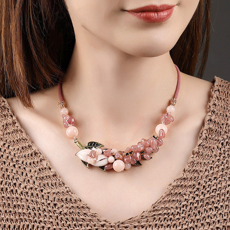 Pink Timeless Vintage Style Necklace Pendant for Women Strawberry Crystal Clavicle Chain Short Ethnic Style Accessory Decoration Pink Timeless Vintage Style Necklace Pendant for Women Strawberry Crystal Clavicle Chain Short Ethnic Style Accessory Decoration