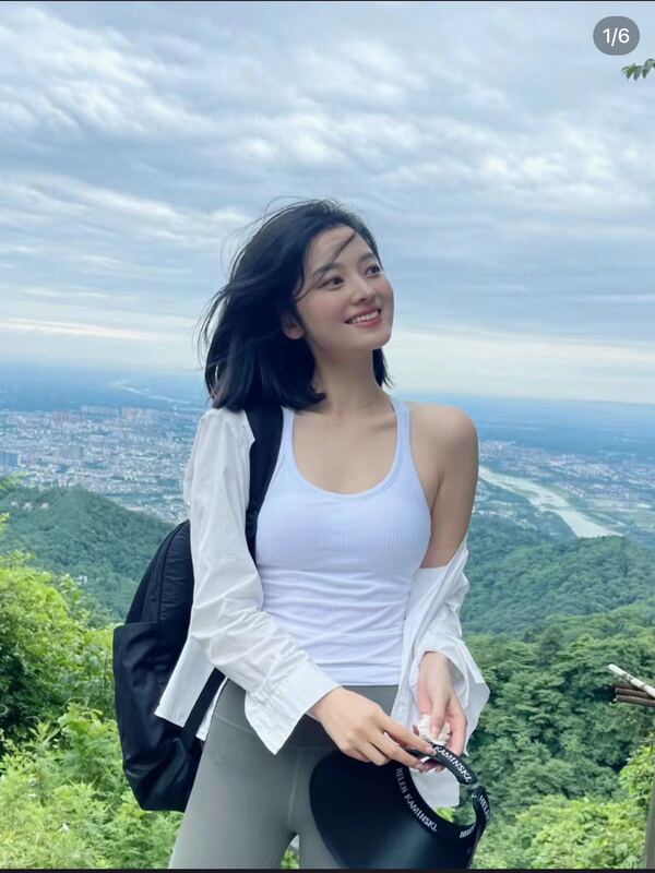 Lululemon Ebb Sports Bra Tank Top with Chest Pads That Can Be Worn Outside