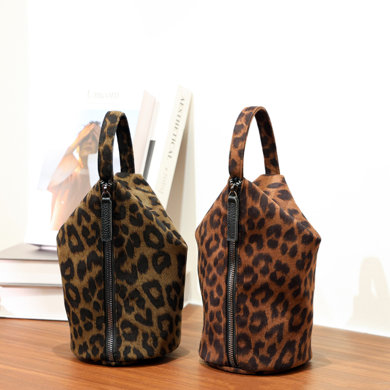 Marian 2026 Autumn and Winter New Leopard Print Hand-Held Cylindrical Bag for Women, Casual Daily Mobile Phone Bag, Lightweight Commuter Bag Marian 2026 Autumn and Winter New Leopard Print Hand-Held Cylindrical Bag for Women, Casual Daily Mobile Phone Bag, Lightweight Commuter Bag