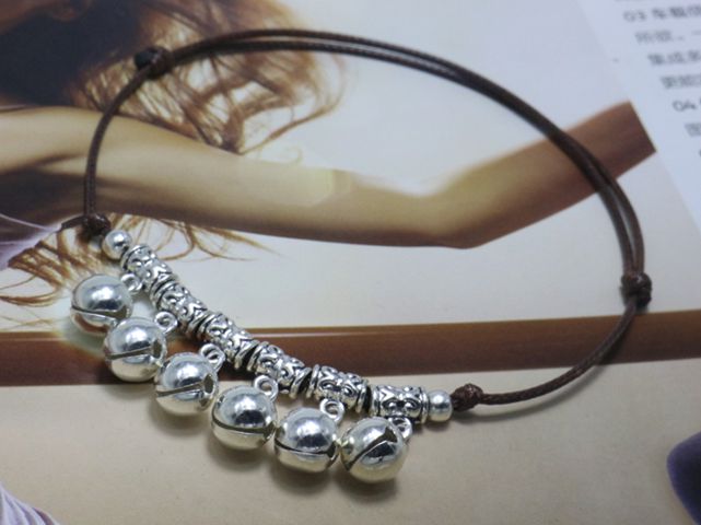 Vũ điệu nam nữ dệt tay vòng chân nữ phiên bản Hàn Quốc của chàng sinh viên giản dị Sen chuông đỏ với dây chân thời trang - Vòng chân lắc chân nữ inox