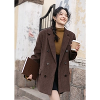 Камелия и деревянные персонажи не зажимают хлопок