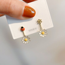 Fashion small daisy short earrings Japanese and Korean earrings small earrings flower earrings female fresh sweet and versatile simple