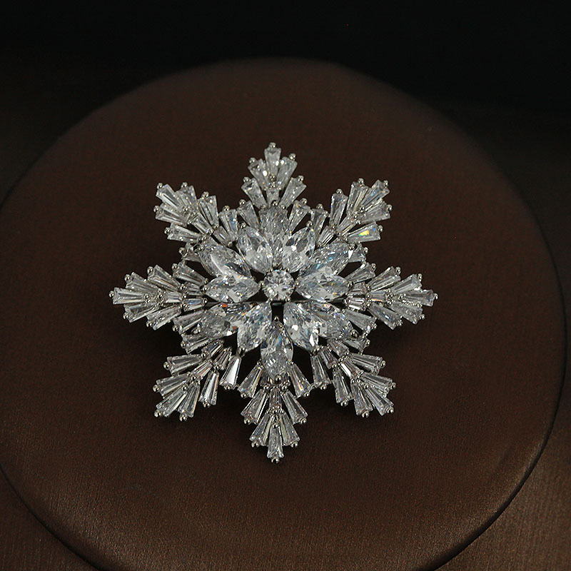 Fashionable Three-Dimensional Silver Snowflake Brooch, High-End Women's Exquisite Coat Brooch, Suit Accessory, Sparkling Luxury Pin Decoration Fashionable Three-Dimensional Silver Snowflake Brooch, High-End Women's Exquisite Coat Brooch, Suit Accessory, Sparkling Luxury Pin Decoration