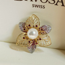 Luxury and high-end temperament hollow Pearl Flower gradient brooch lady suit pin coat elegant corsage Japanese and Korean