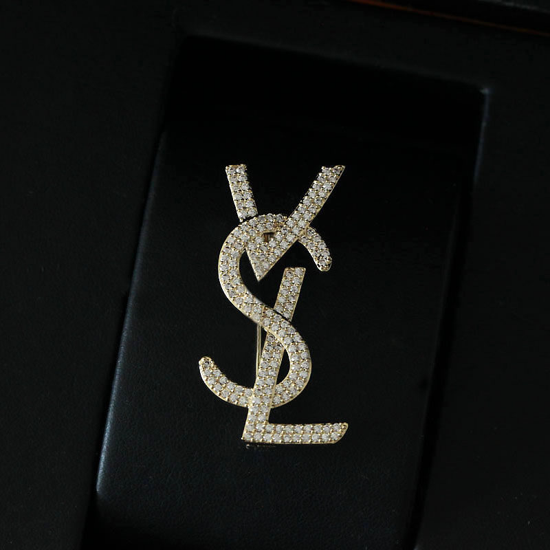 Fashion alphabet brooch female simply hundred high-end high-end men decorative accessories and wear pin-chest tide