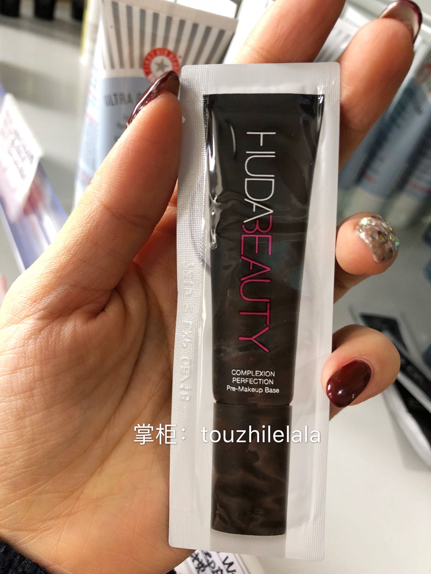 Hồng Kông mail trực tiếp Huda Beauty 17 năm sản phẩm mới tập trung trang điểm mềm mại trước khi tách sữa 30mlK chị khuyên dùng. giá kem che khuyết điểm