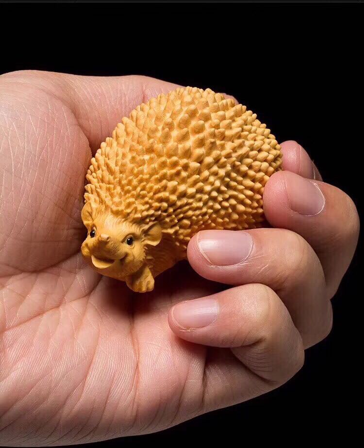 Small leaf boxwood carving hedgehog play handle piece coffee table decoration boutique solid wood craft gift decoration car interior decoration