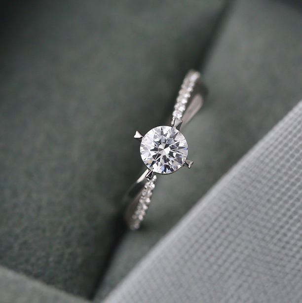 Chengdu First Love Diamond-Set Extremely Light Luxury Style-Confession Series-Accompany You to Customize Old Diamond Ring