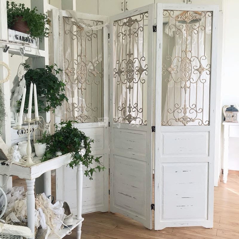 レトロな古い無垢材のヨーロッパの鉄製折りたたみスクリーン、アメリカの田舎のリビングルームのポーチ、衣料品店のスタジオのディスプレイ